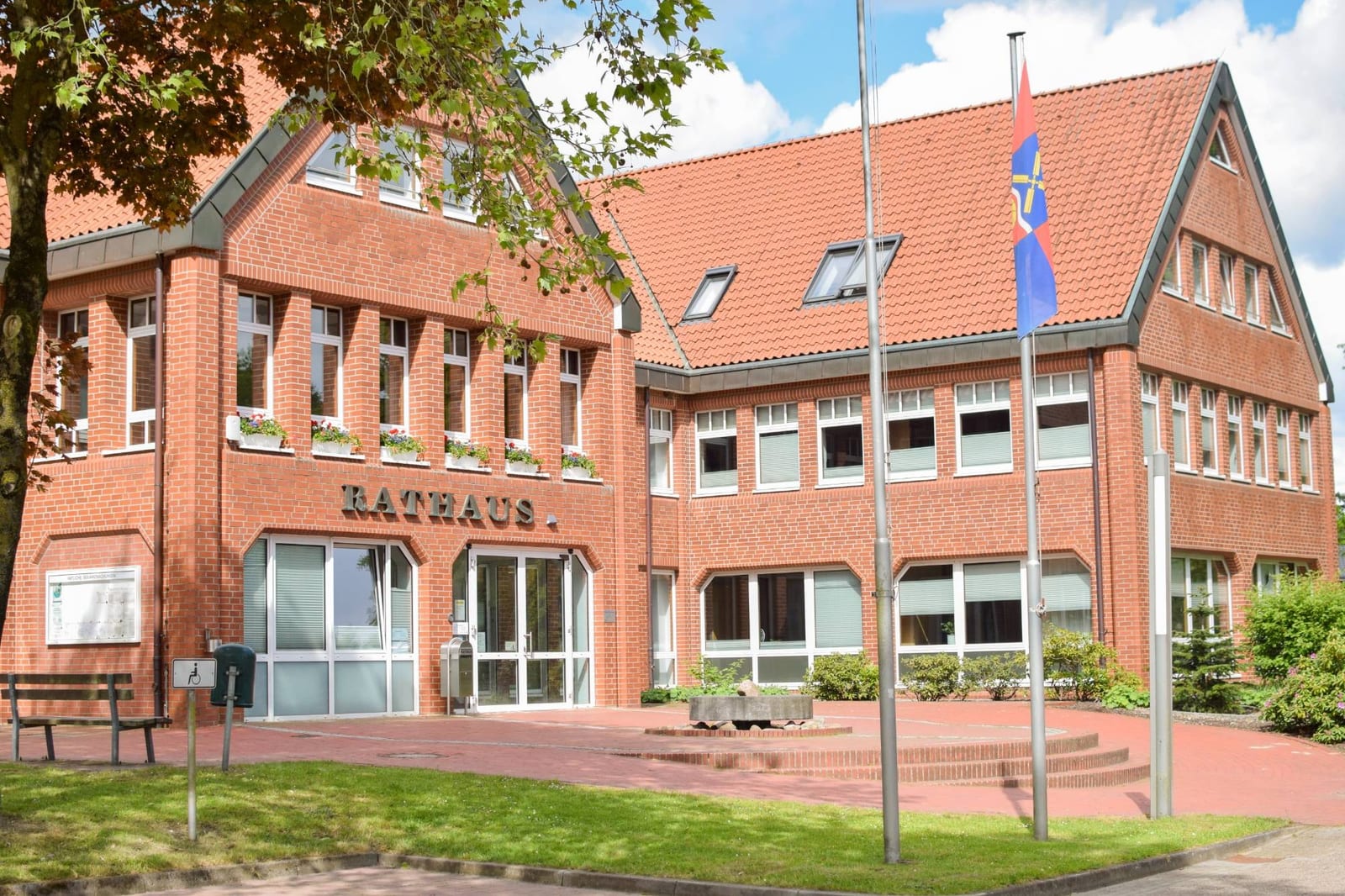 Das Rathaus mit roter Backsteinfassade an einem sonnigen Maitag