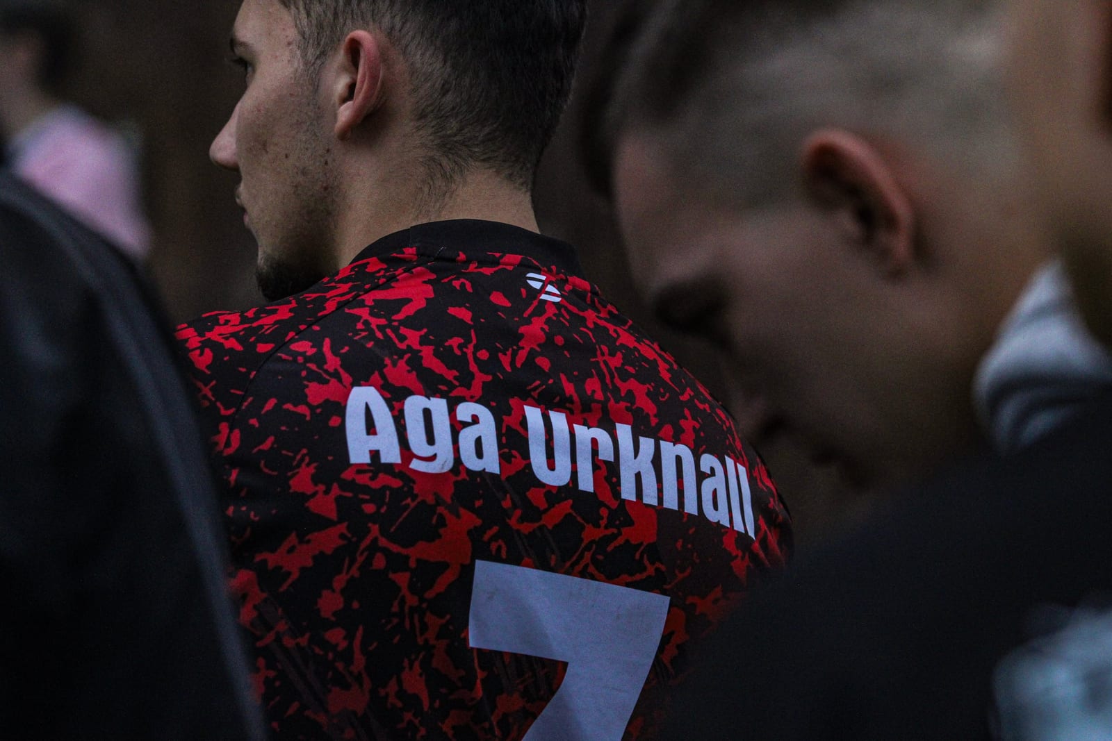 Nahaufnahme eines Trikotrückens mit der Aufschrift Aga Urknall und der Nummer 7